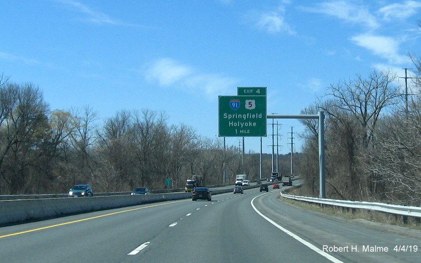 Image of 1-Mile advance overhead sign for I-91/US 5 exit on I-90/Mass Pike West in Chicopee