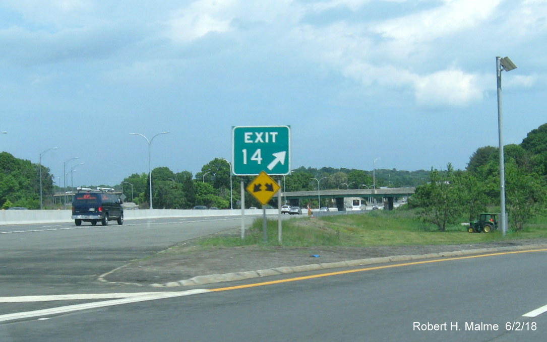 Image of gore sign at I-95 exit from I-90/Mass Pike East in Weston along with new gore warning sign