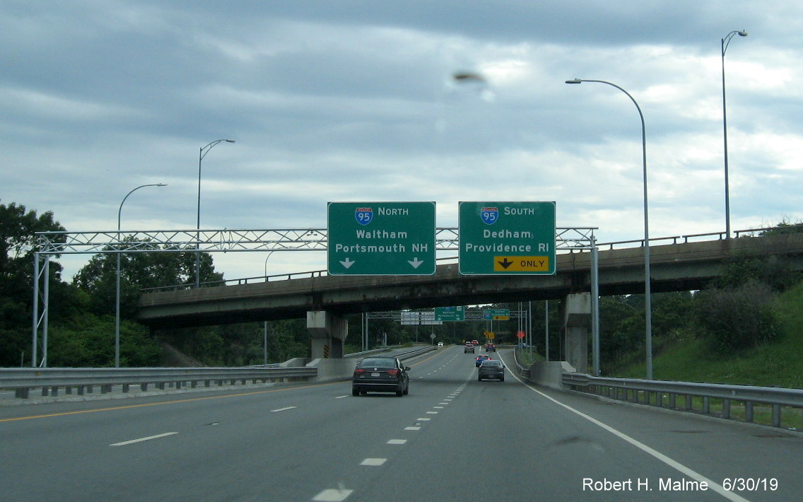 Image of recently placed overhead guide signs for I-95 exits at end of ramp from I-90/Mass Pike in Weston