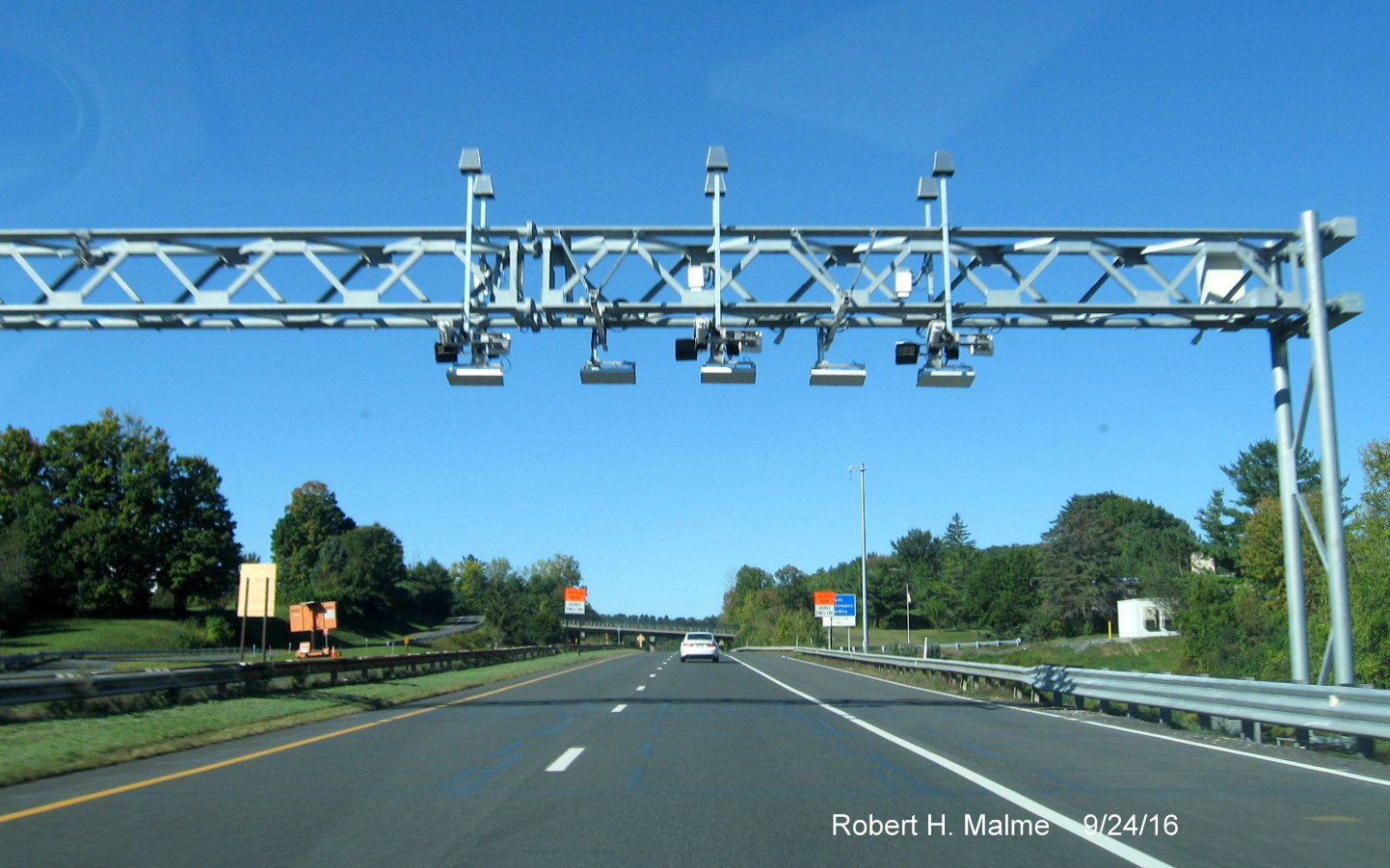 Image of westbound electronic toll gantry over I-90/Mass Pike lanes in West Stockbridge