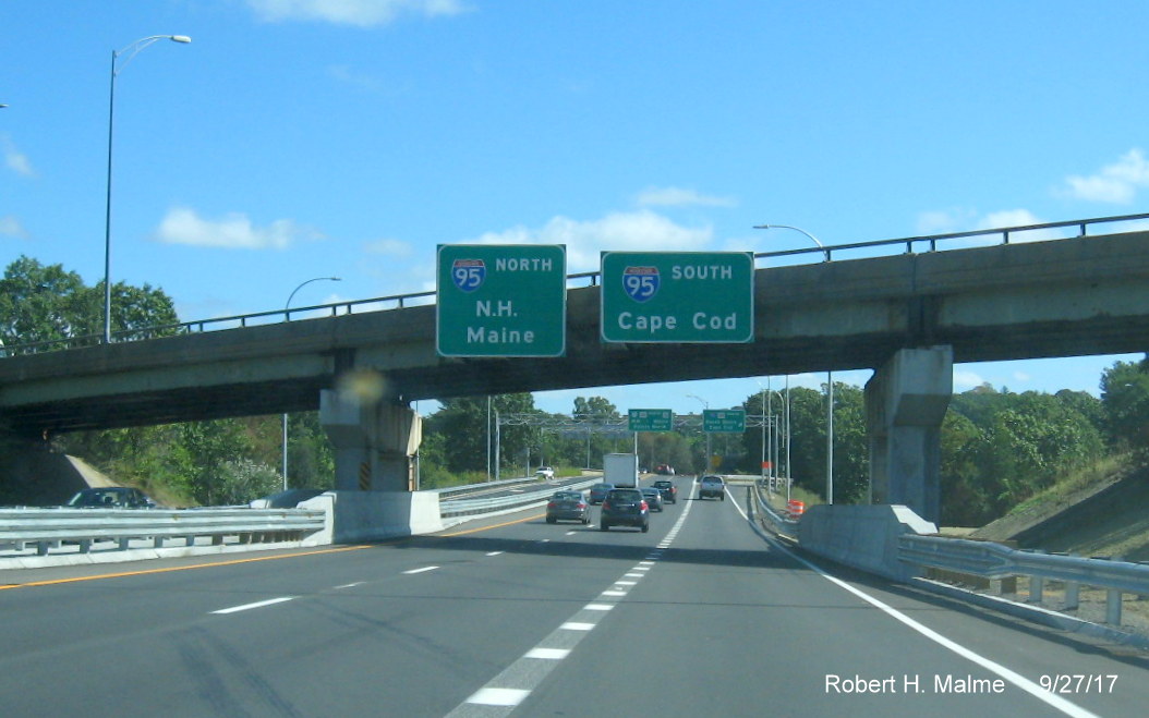 Image of overhead bridge mounted signs for I-95 exits from I-90 Mass Pike in Weston