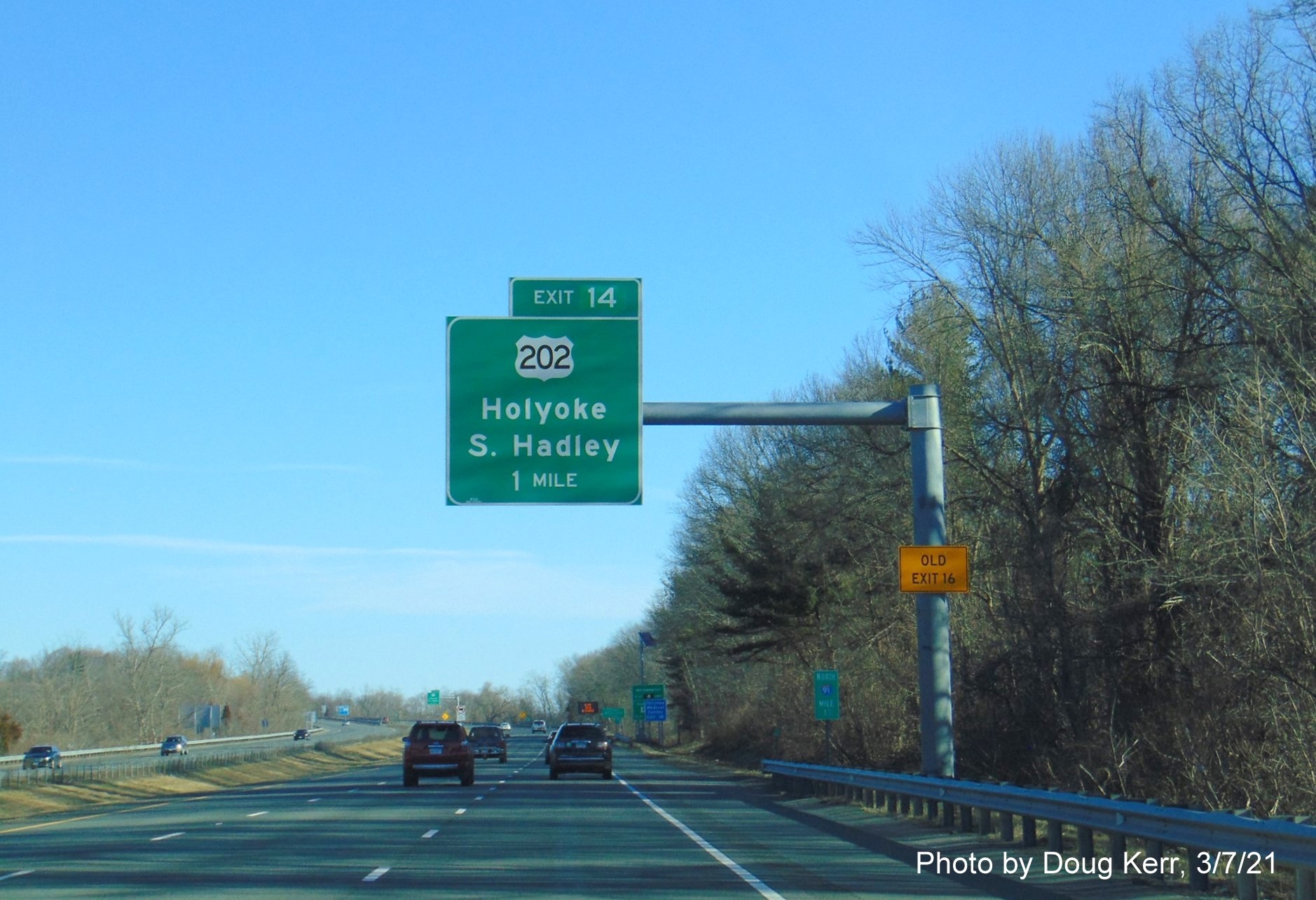 Image of 1-Mile advance sign for US 202 exit with new milepost based exit number and yellow old exit advisory sign on support post on I-91 South in Holyoke, by Doug Kerr, March 2021