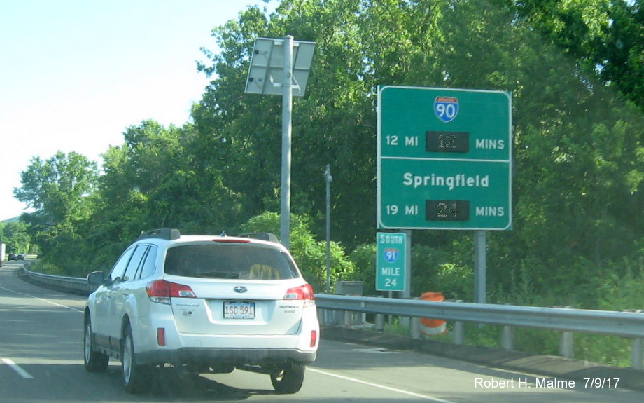 Image of activated Real Time Traffic sign on I-91 South in Northampton