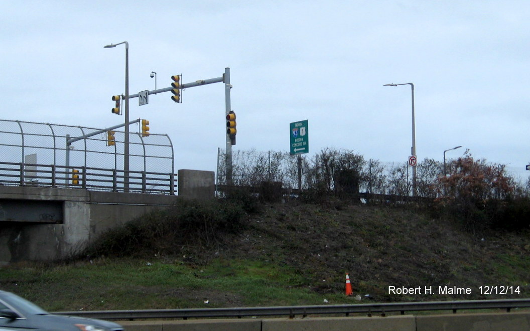 Image of newly placed I-93/US 1 Guide or Paddle Sign on Southampton St. in S. Boston