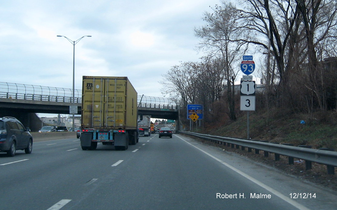 Image of reassurance marker on I-93/SE Expressway South in Boston near South Bay on-ramp