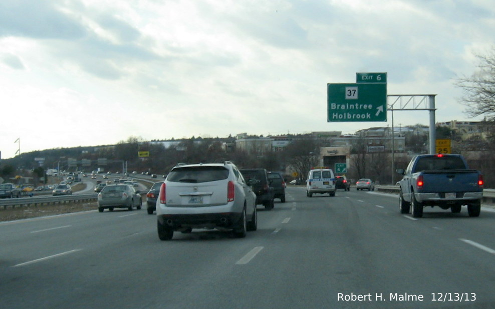 Image of new overhead exit sign at off-ramp for Exit 6 on I-93 South in Braintree