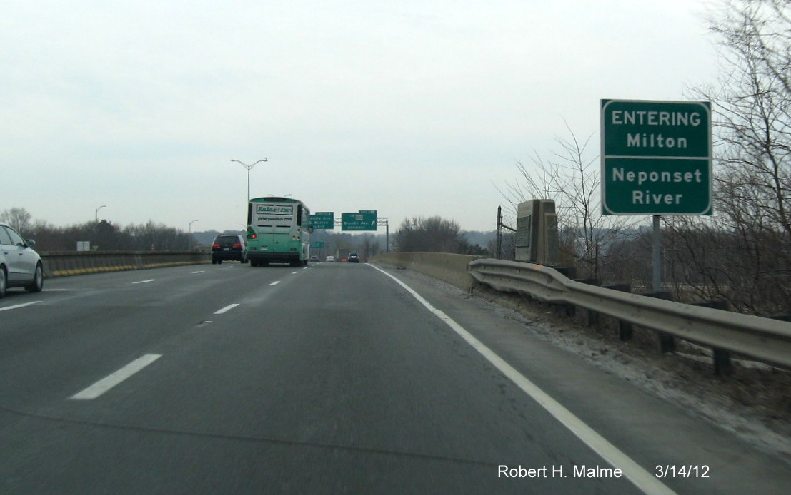 Image of new Town Line and Neponset River Sign on I-93 South
