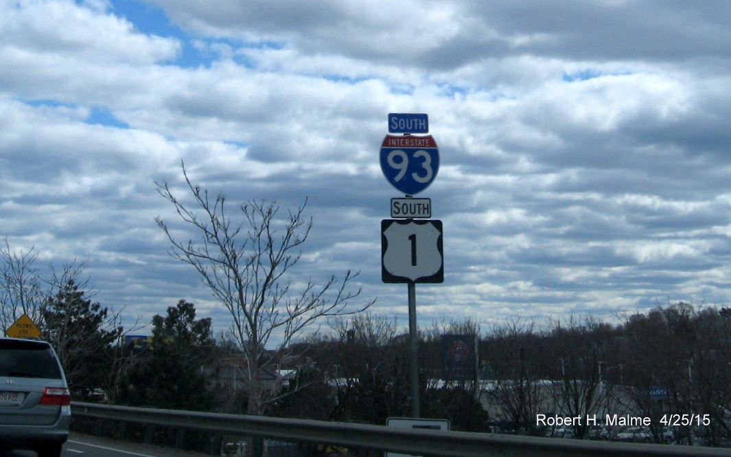 Image of I-93 reassurance sign assembly with missing MA 3 shield on the ground at the bottom of the photo