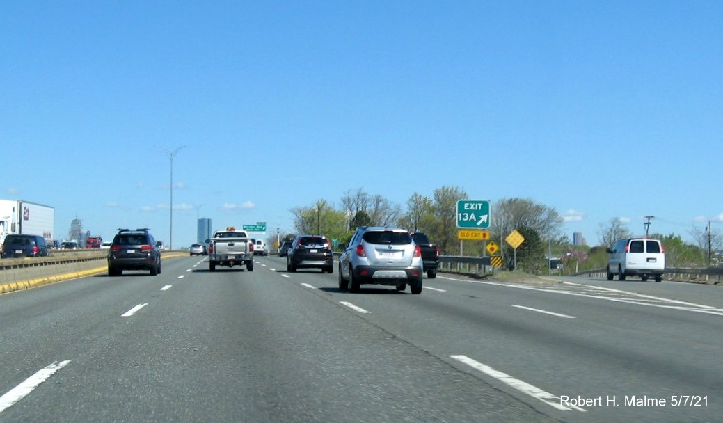 Image of gore signs for Freeport Street exit with new milepost based exit numbers and yellow Old Exit 13 sign attached below on I-93/Southeast Expressway North in Dorchester, May 2021