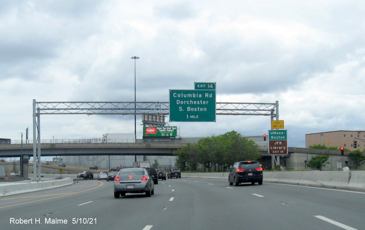 Image of 1 mile advance overhead sign for Columbia Road exit with new milepost based exit number and yellow Old Exit 15 advisory sign on right support on I-93 South in Boston, May 2021