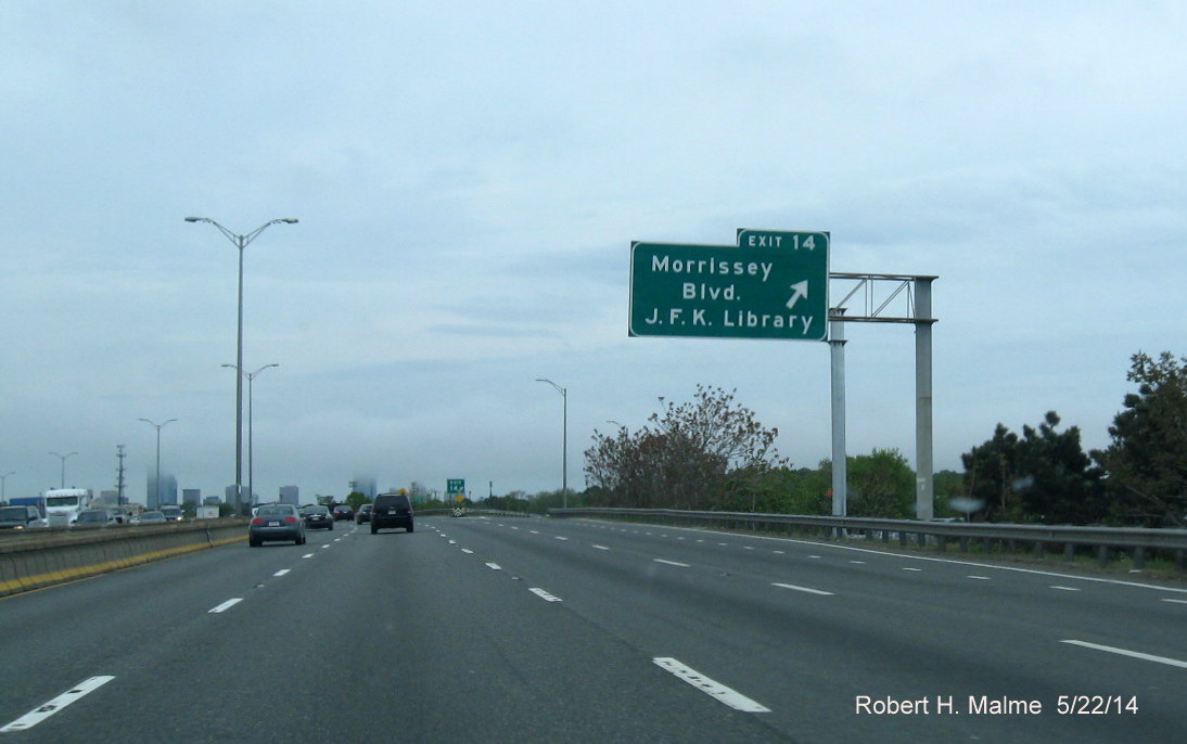 Image of newly installed support post for future Exit 14 off-ramp sign on I-93 North in Boston