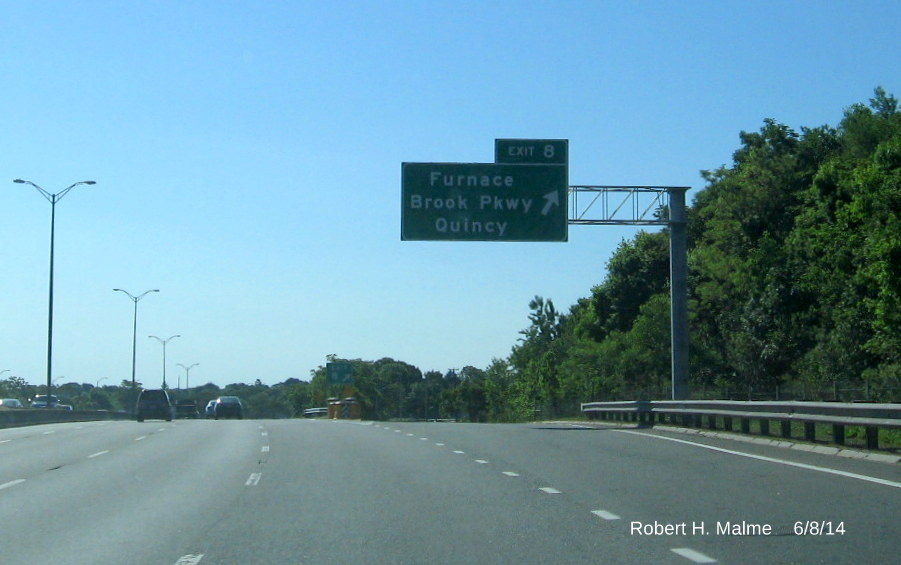 Image of new overhead sign at off-ramp at Exit 8 on I-93 in Quincy