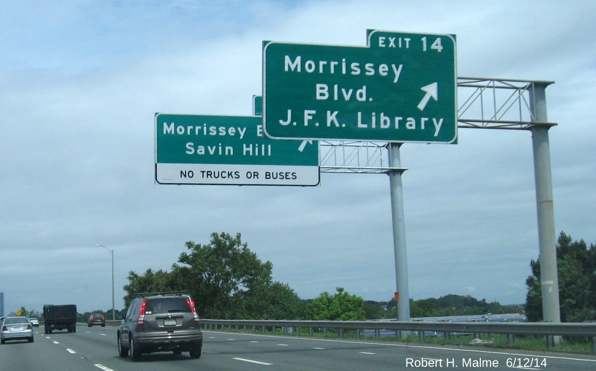 Image of new overhead sign at off-ramp for Exit 14 on I-93 in Boston, obscured by older sign