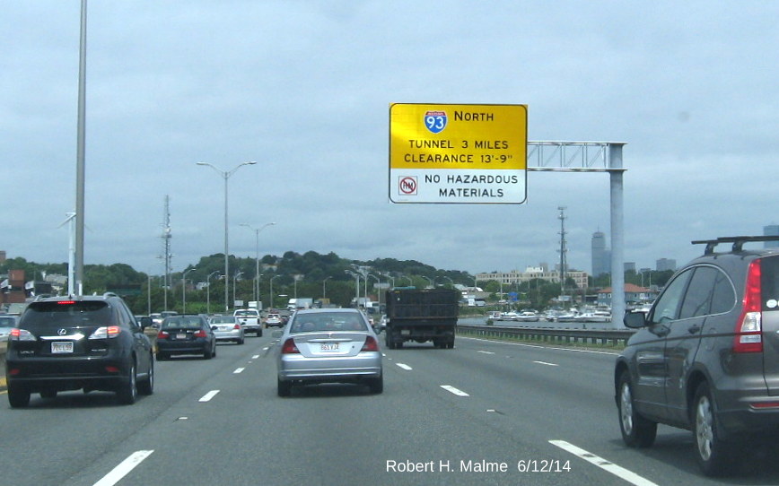 Image of new overhead advisory sign for I-93 Tunnel 3 Miles Ahead on I-93 North in Boston