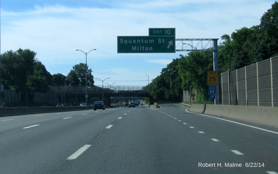Image of new overhead sign at off-ramp for Exit 10 on I-93 South in Milton
