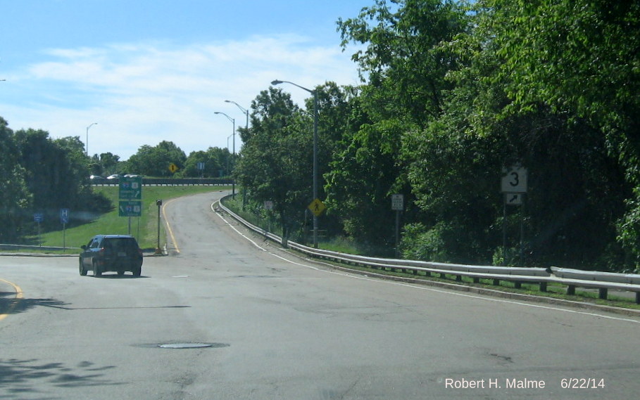 Image of new South MA 3 trailblazer and previously installed South I-93/US 1 guide sign on Furnace Brook Pkwy in Quincy