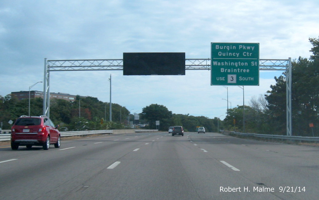 Image of newly placed overhead signage near Exit 7 on I-93 North in Braintree