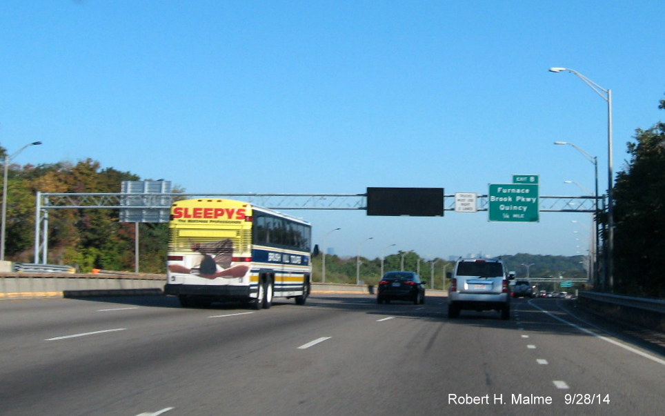 Photo of new overhead VMS and Exit 8 advance sign on I-93 North in Quincy