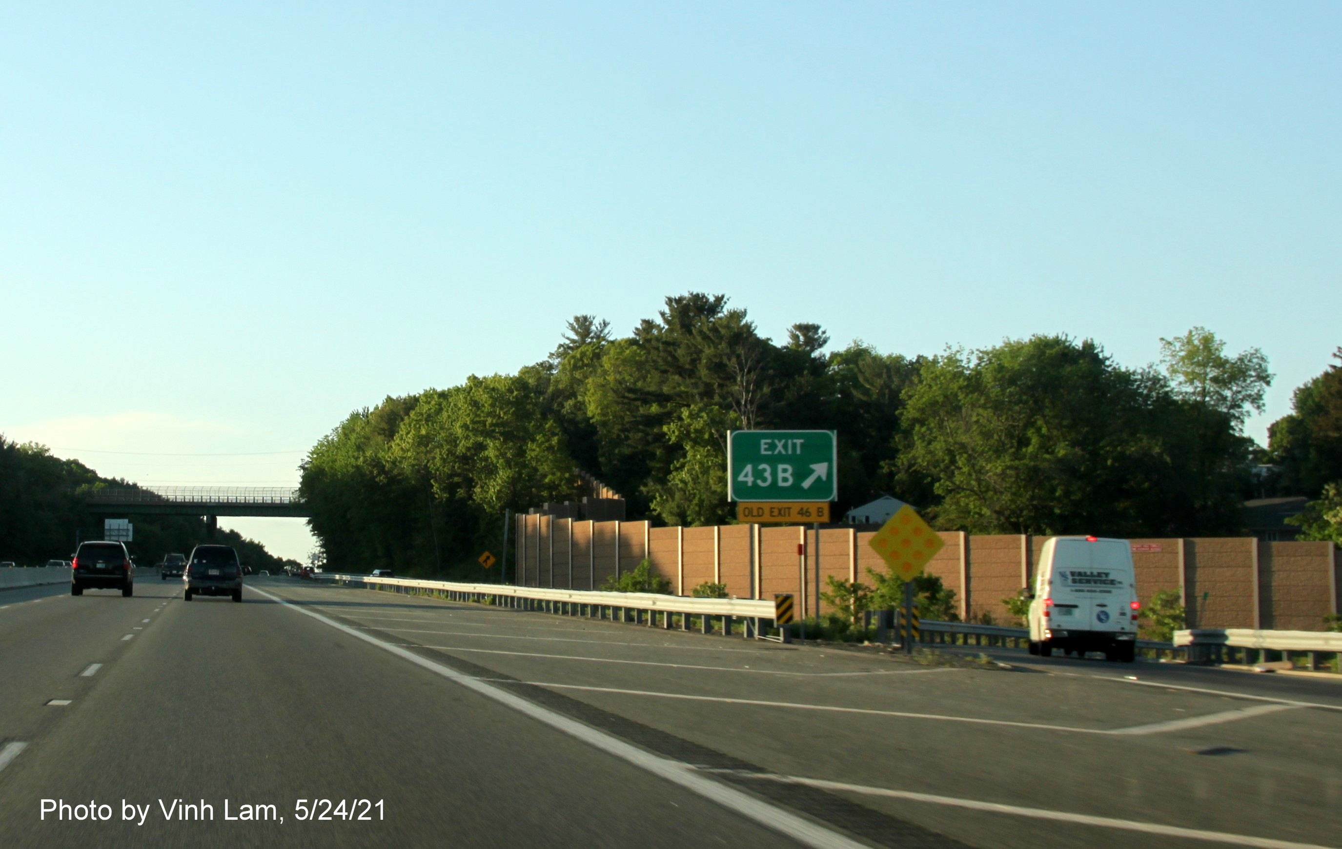 Image of gore sign for MA 110 North/MA 113 West exit with new milepost based exit number and yellow Old Exit 46B sign attached below on I-93 North in Andover, by Vinh Lam, May 2021