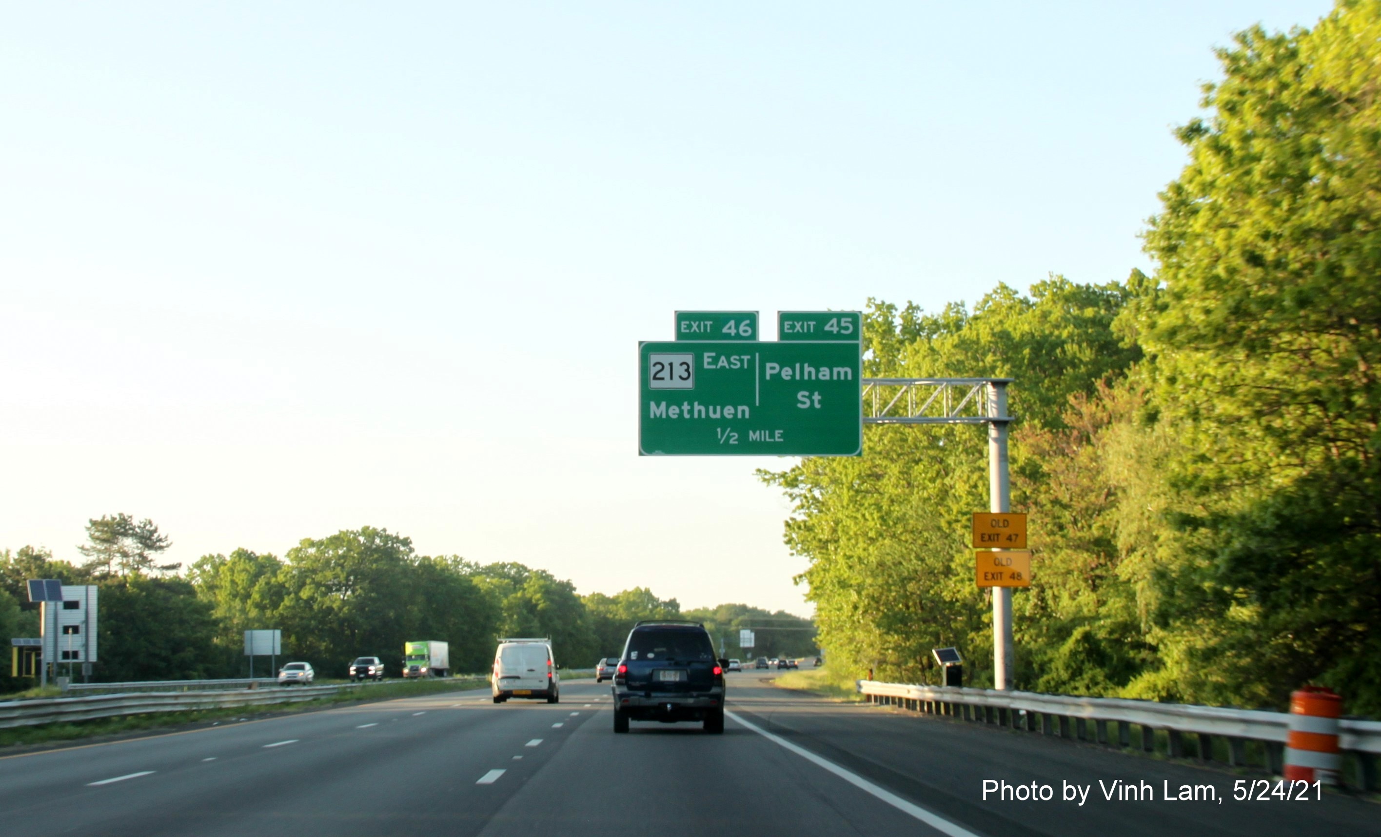 Image of 1/2 mile advance overhead sign Pelham Road/MA 213 exits with new milepost based exit numbers on I-93 North in Methuen, by Vinh Lam, May 2021