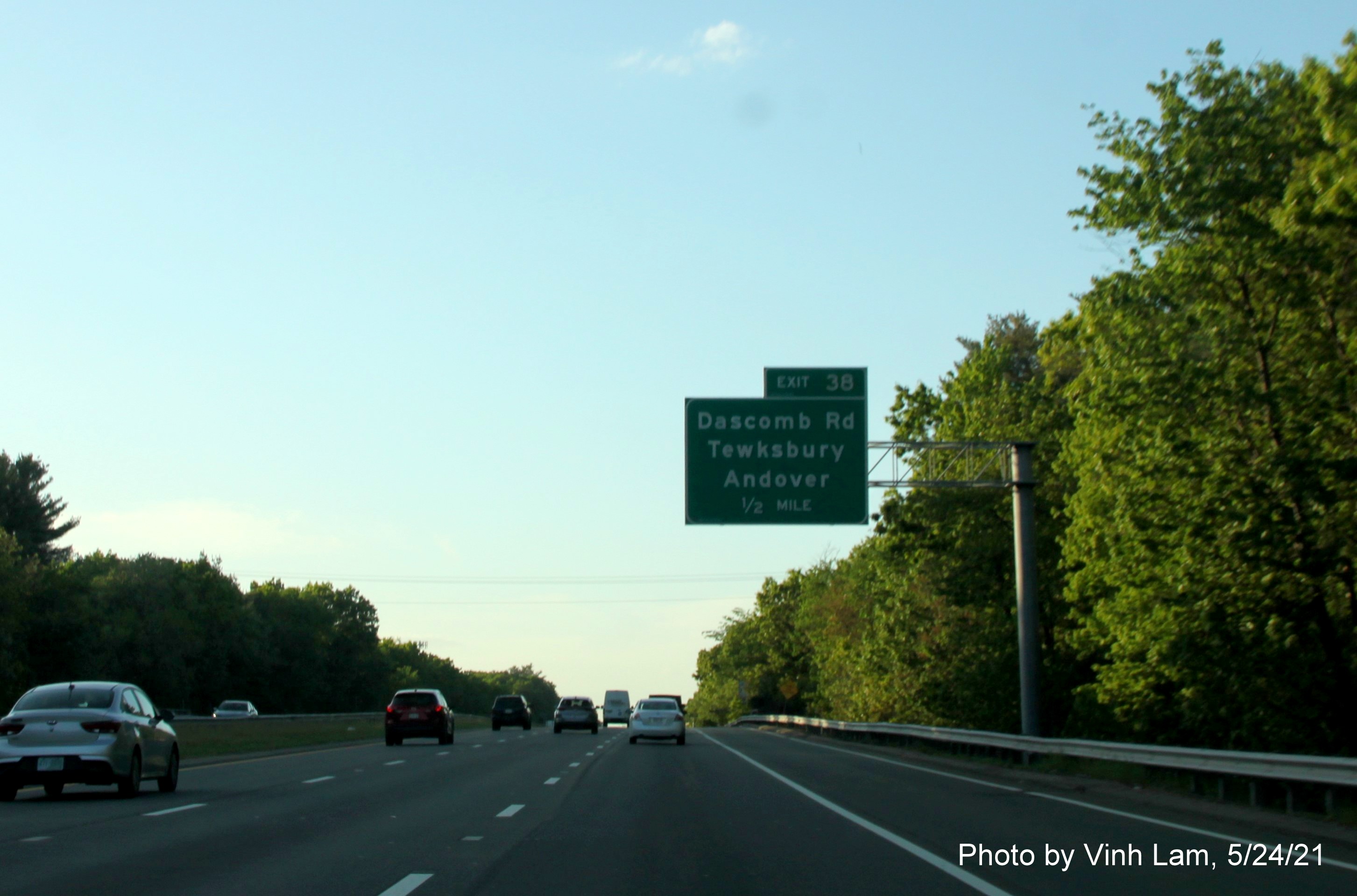 Image of 1/2 mile advance overhead sign for Dascomb Road exit on I-93 North in Andover, by Vinh Lam, May 2021 