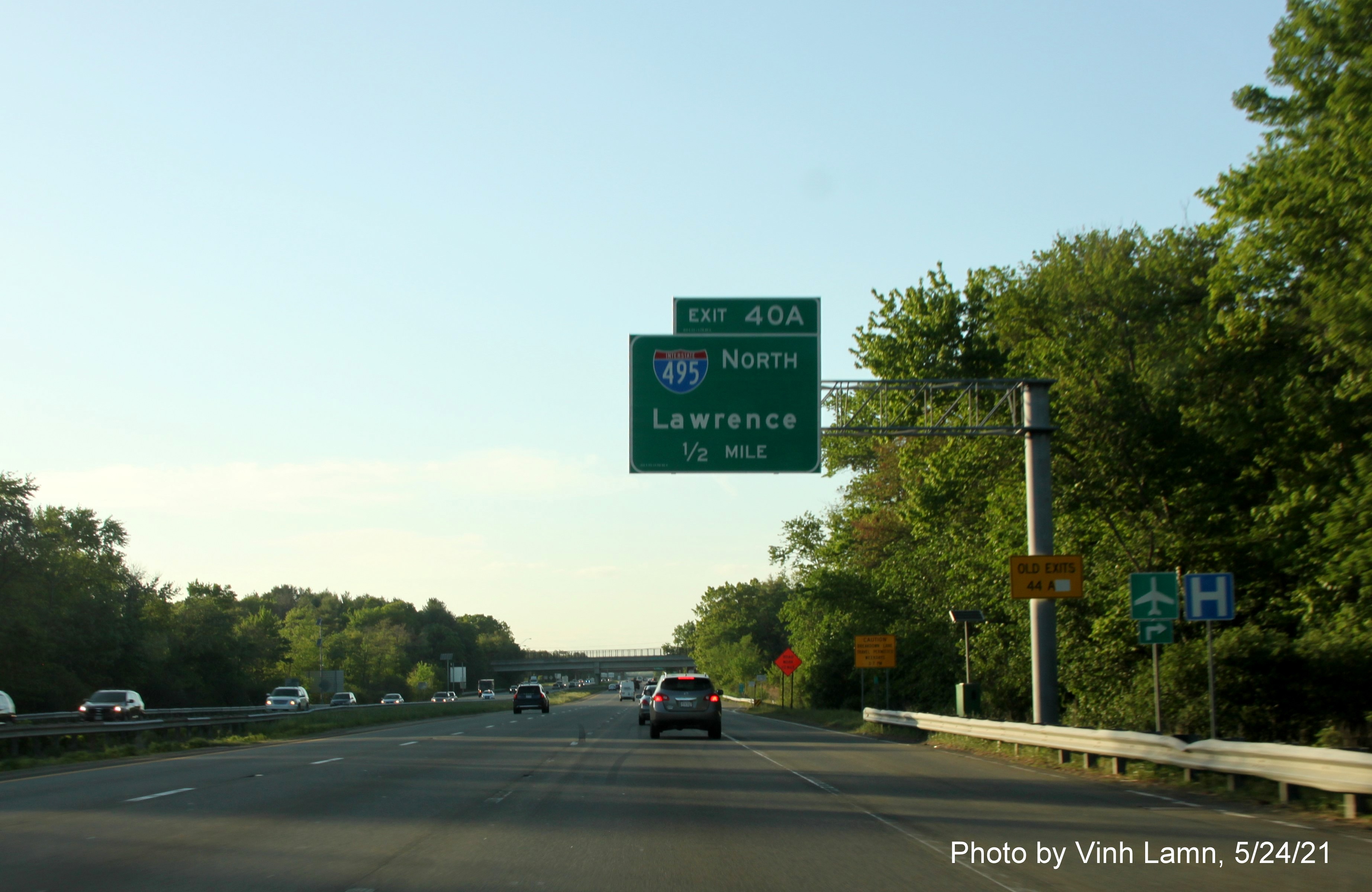 Image of 1/2 mile advance overhead sign for I-495 North exit with new milepost based exit number and yellow Old Exits 44 B advisory sign on support on I-93 North in Andover, by Vinh Lam, May 2021