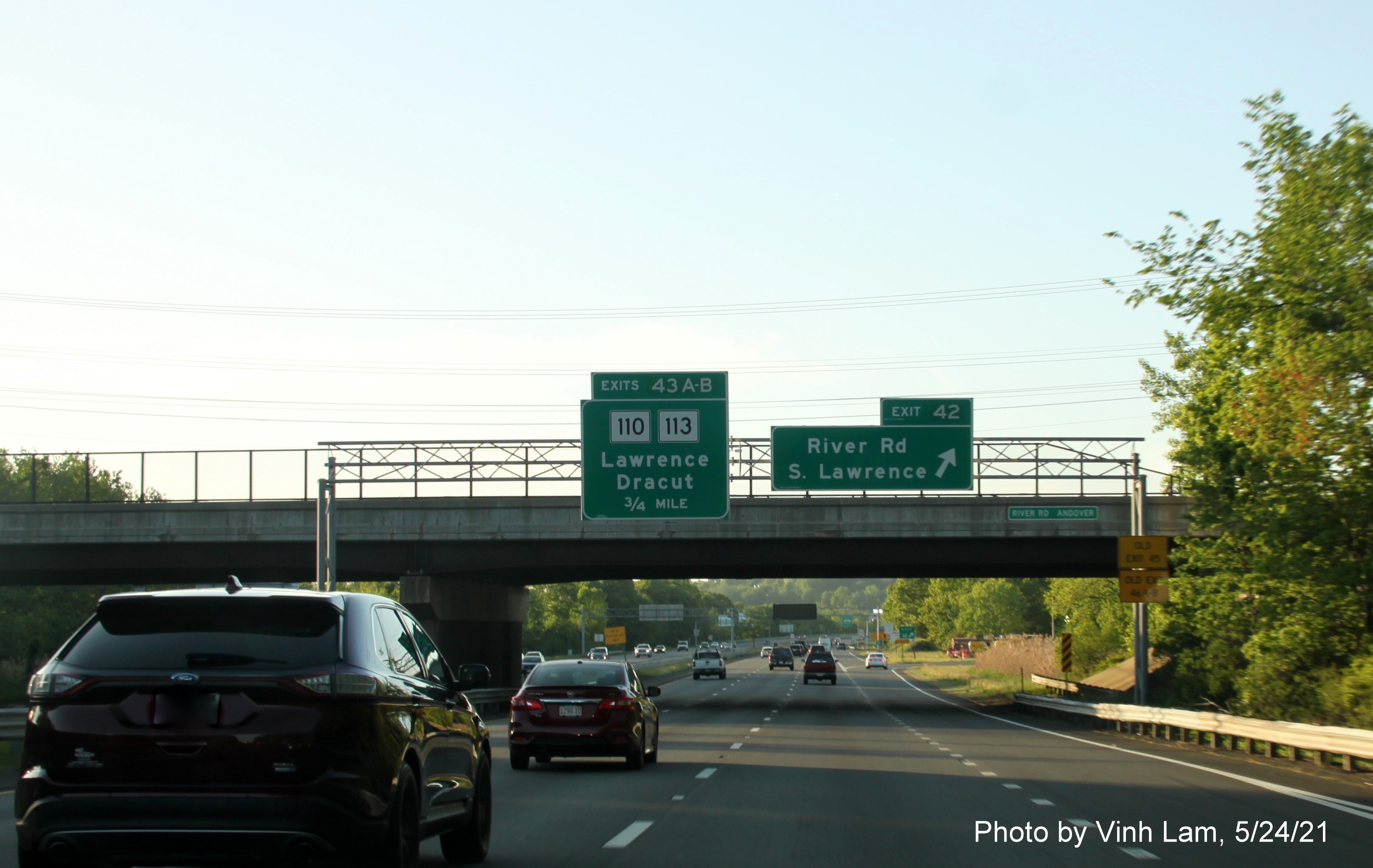 Image of overhead signage at ramp for River Road exit with new milepost based exit numbers on I-93 North in Andover, by Vinh Lam, May 2021