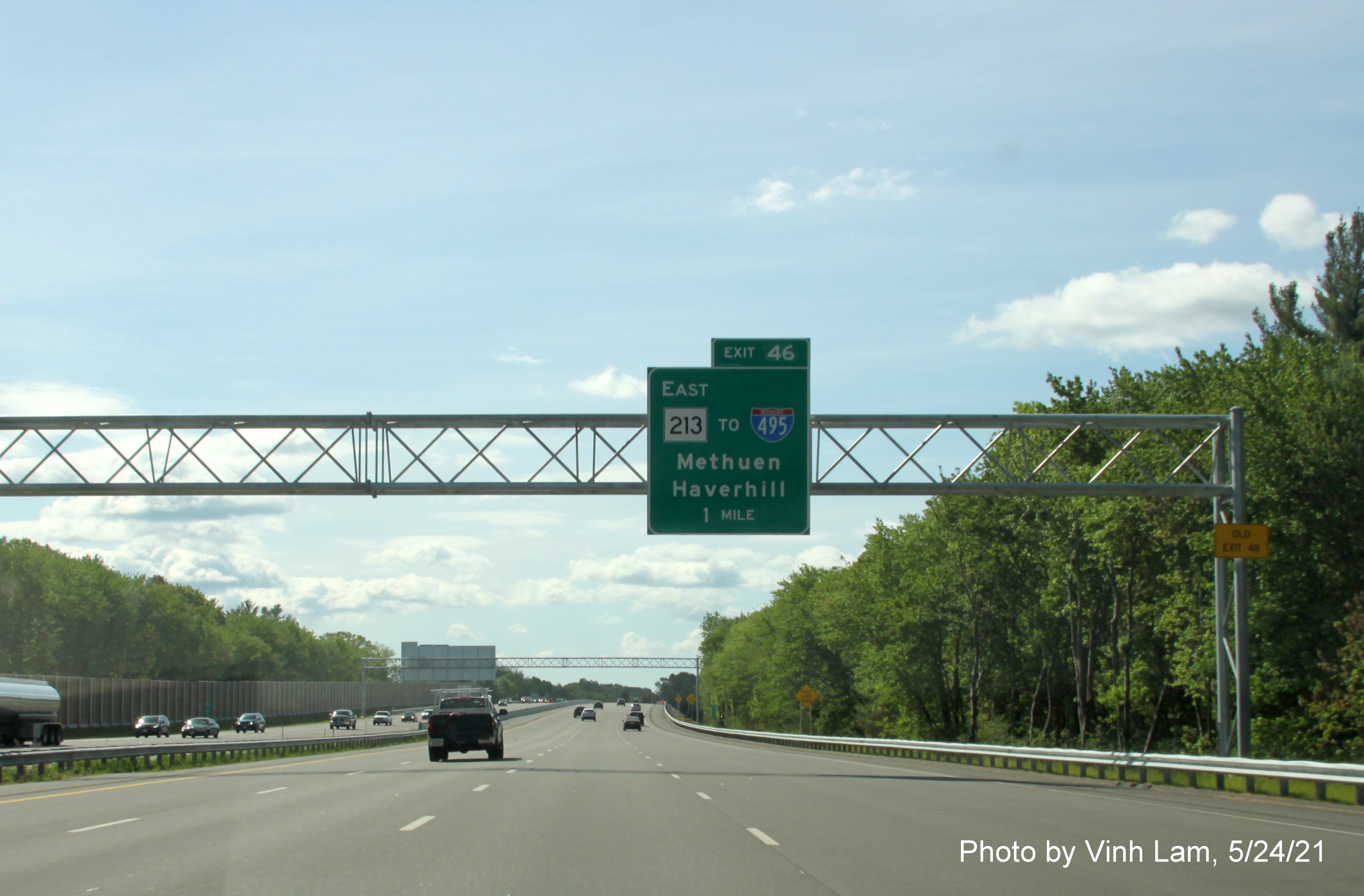 Image of 1 mile advance sign for MA 213 exit with new milepost based exit number and yellow Old Exit 48 advisory sign on right support on I-93 South in Methuen, by Vinh Lam, May 2021