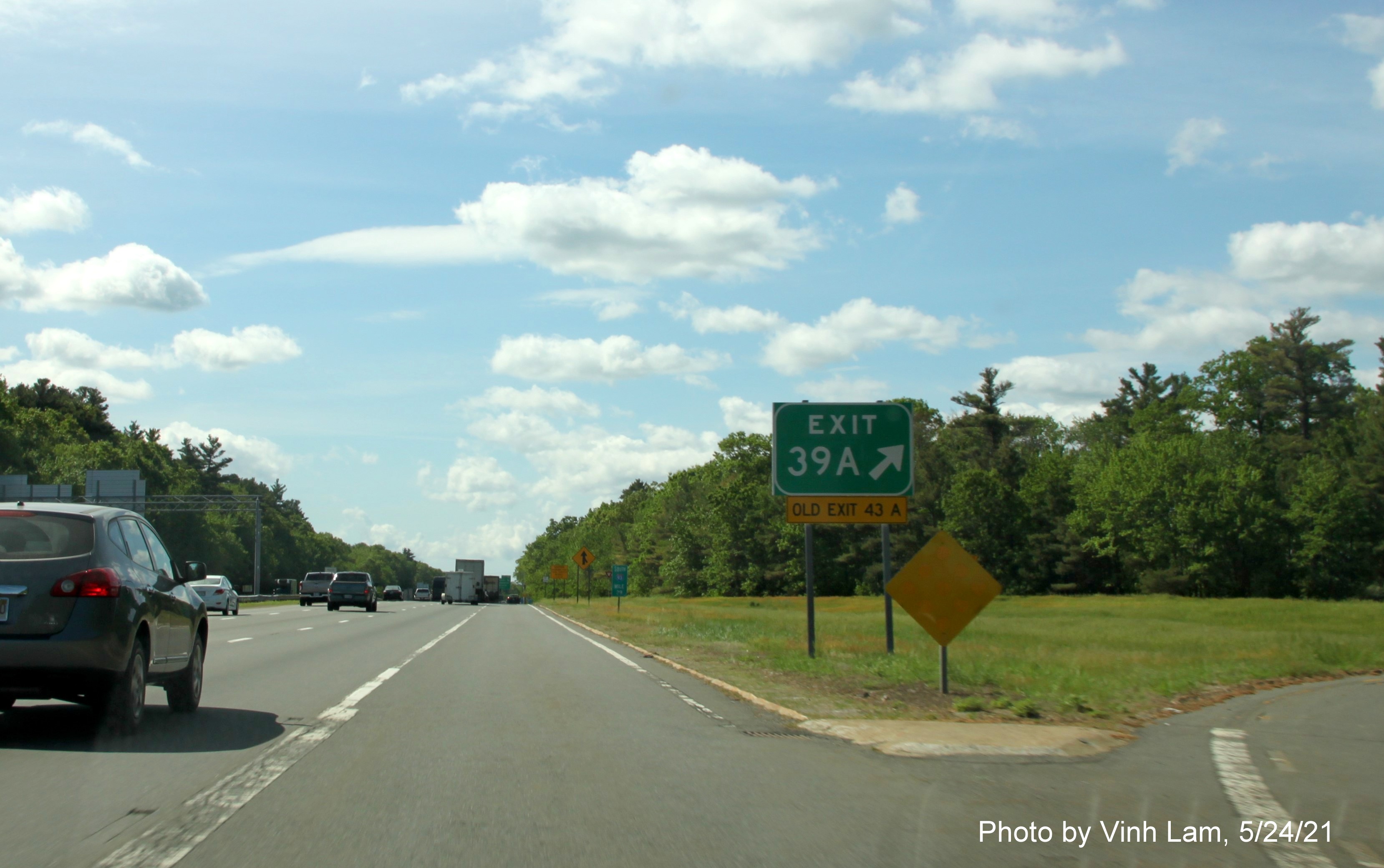 Image of gore sign for MA 133 East exit with new milepost based exit number on I-93 South in Andover, by Vinh Lam, May 2021