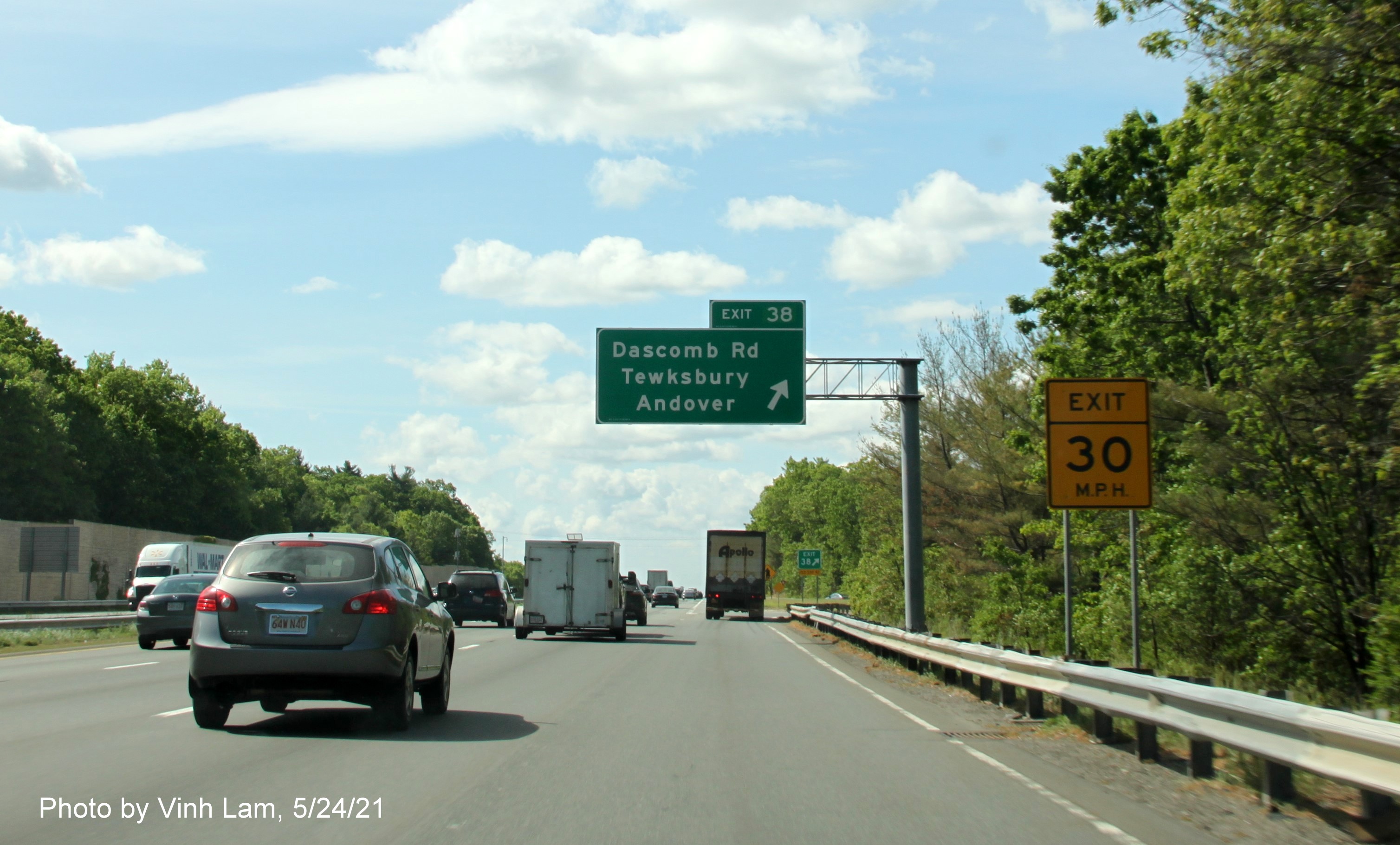 Image of overhead ramp sign for Dascomb Road exit with new milepost based exit number on I-93 South in Andover, by Vinh Lam, May 2021 