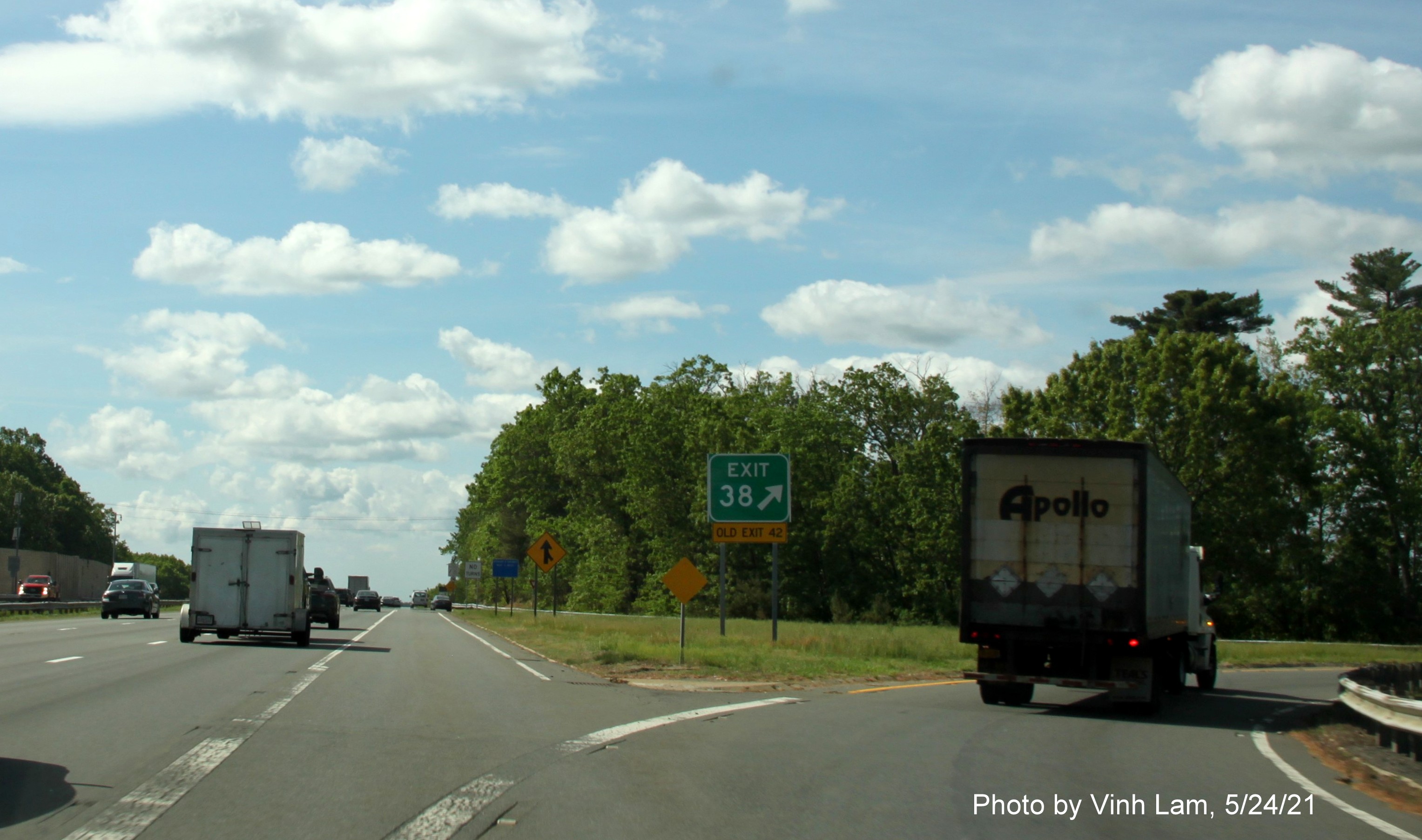 Image of gore sign for Dascomb Road exit with new milepost based exit number and yellow Old Exit 42 sign attached below on I-93 South in Andover, by Vinh Lam, May 2021 