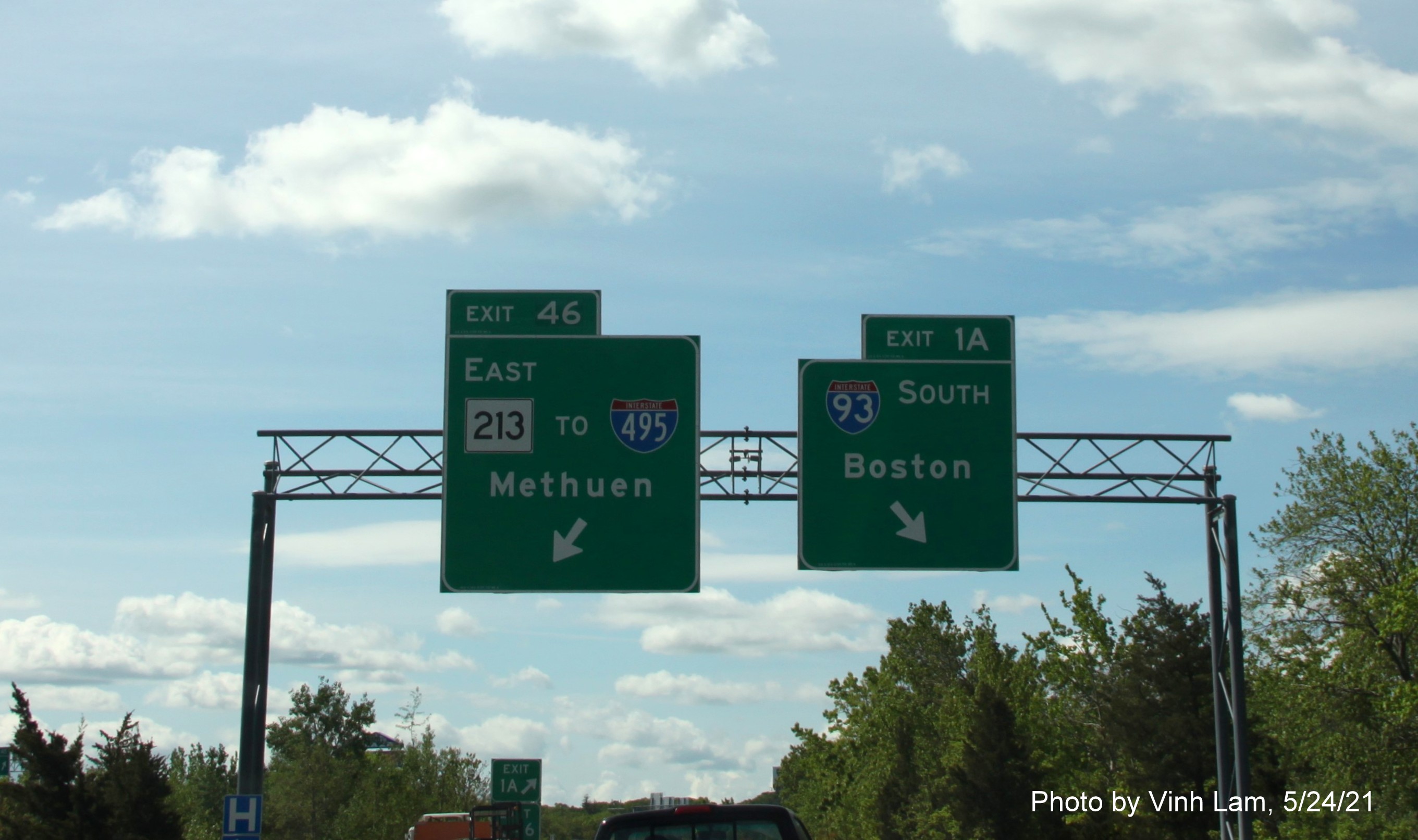 Image of overhead signage at split of ramps for MA 213 with new milepost based exit number and I-93 with unchanging exit number on I-93 South in Methuen, by Vinh Lam, May 2021