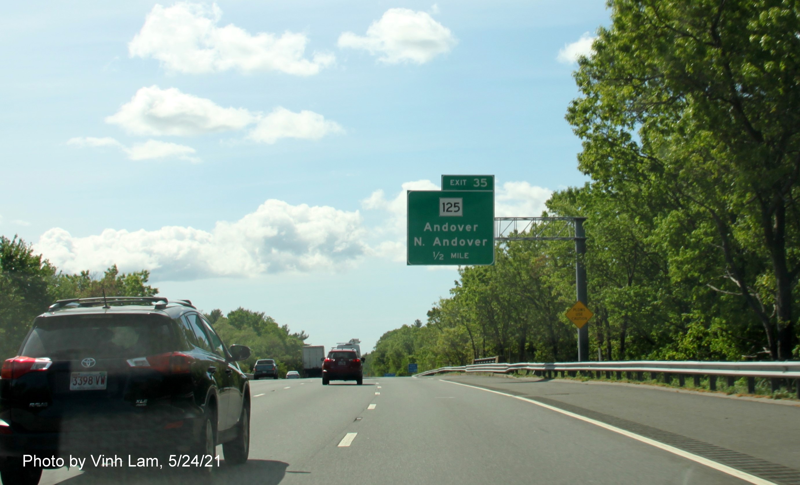 Image of 1/2 mile advance overhead sign for MA 125 exit with new milepost based exit number on I-93 South in Wilmington, by Vinh Lam, May 2021