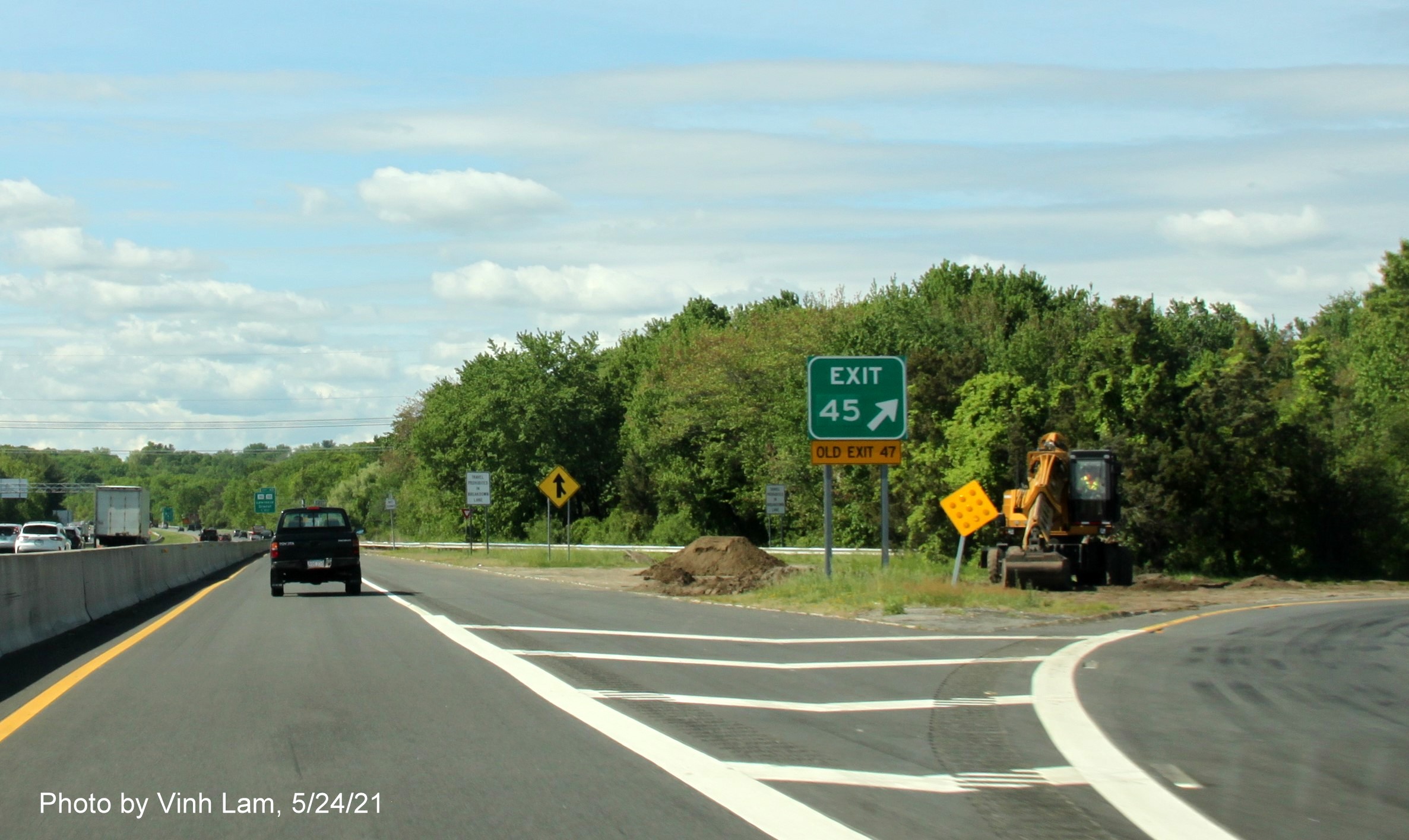 Image of gore sign for Pelham Road exit with new milepost based exit number and yellow Old Exit 47 sign attached below on I-93 South in Methuen, by Vinh Lam, May 2021