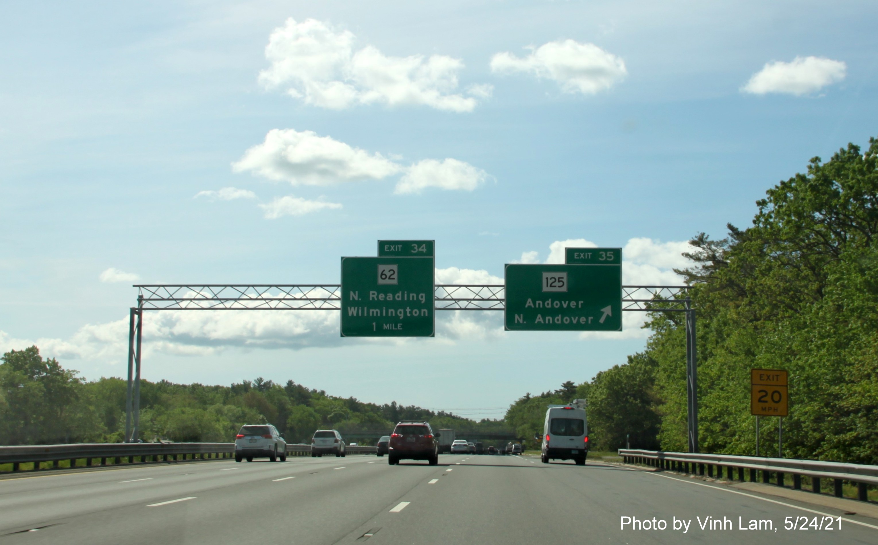 Image of overhead signage at ramp for MA 125 exit with new milepost based exit numbers for MA 125 and MA 62 exits on I-93 South in Wilmington, by Vinh Lam, May 2021