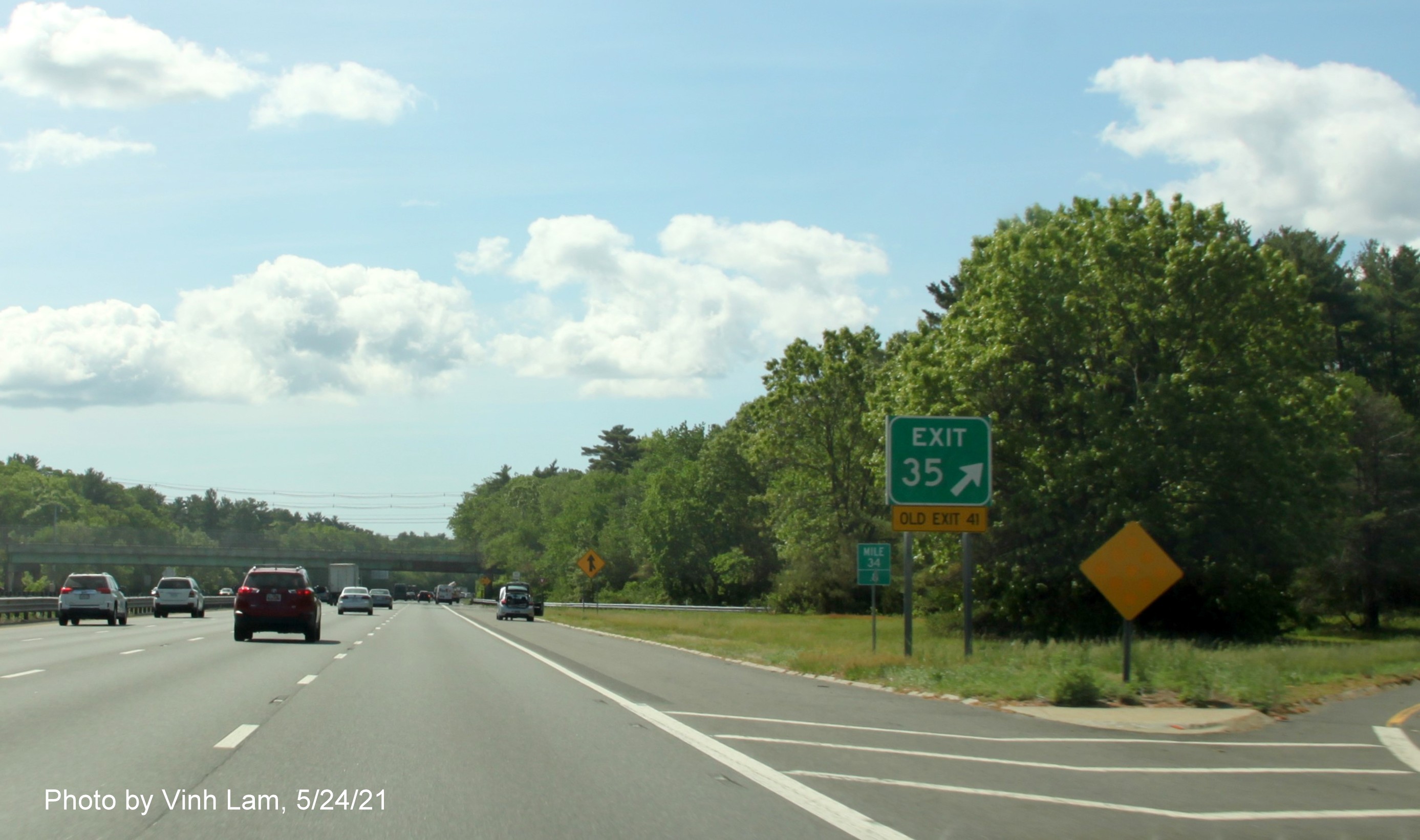 Image of gore sign for MA 125 exit with new milepost based exit number and yellow Old Exit 41 sign attached below on I-93 South in Wilmington, by Vinh Lam, May 2021