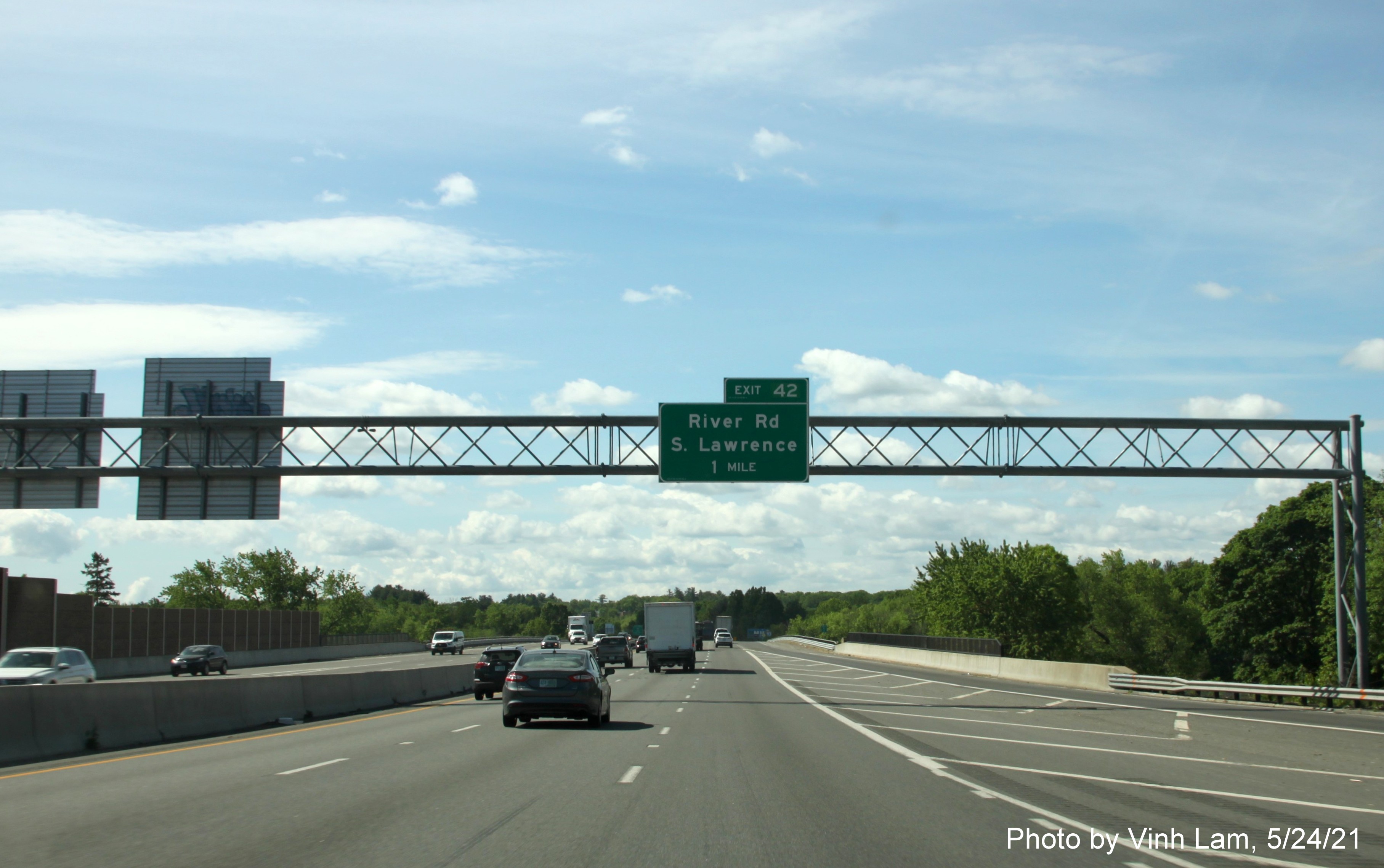 Image of 1 mile advance overhead sign for River Road exit with new milepost based exit number on I-93 South in Andover, by Vinh Lam, May 2021