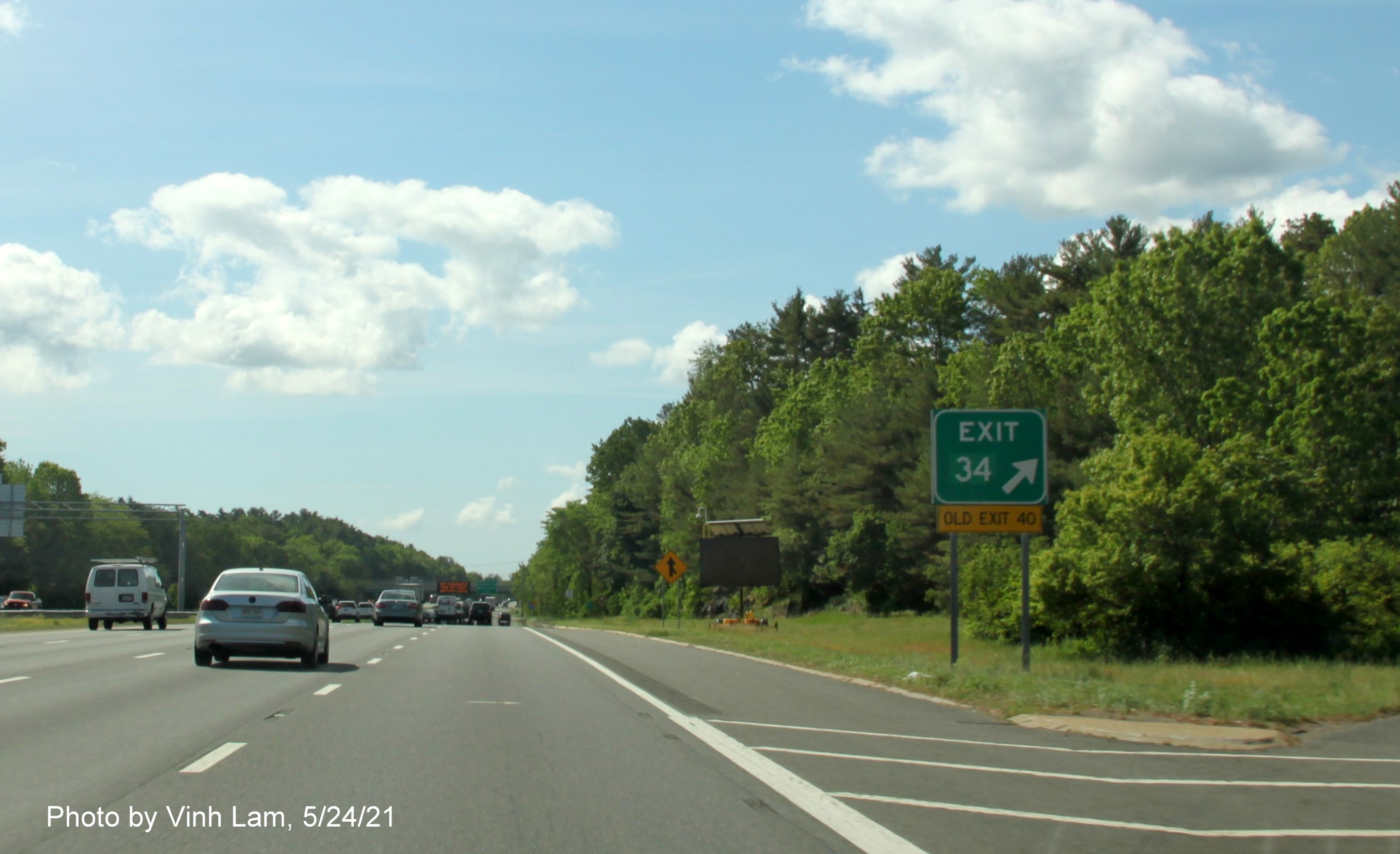 Image of gore sign for MA 62 exit with new milepost based exit number and yellow Old Exit 40 sign attached below on I-93 South in Wilmington, by Vinh Lam, May 2021