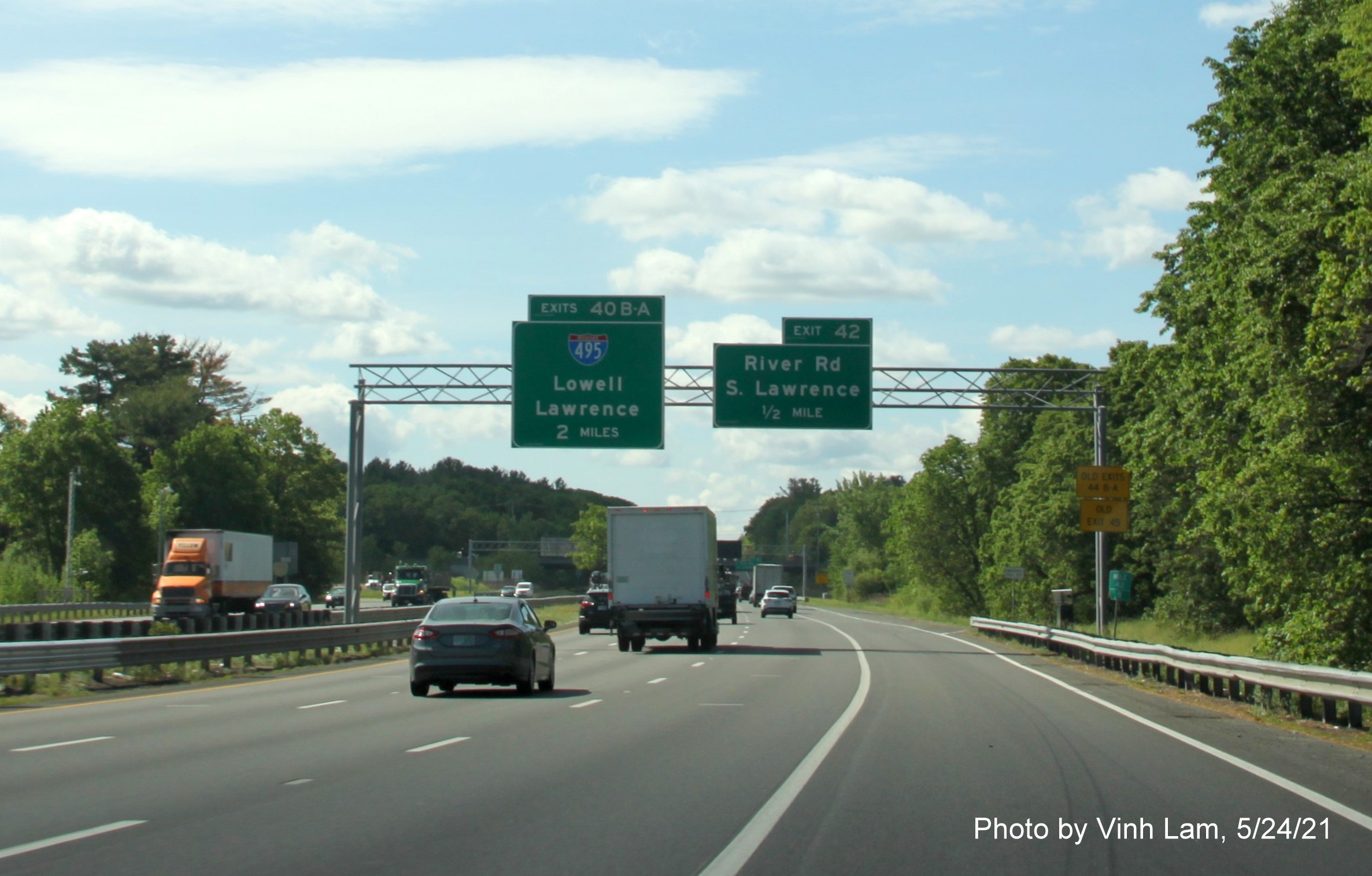 Image of 2 miles advance sign for I-495 exits with new milepost based exit numbers and yellow Old Exits 44 B-A advisory sign on right support on I-93 South in Andover, by Vinh Lam, May 2021