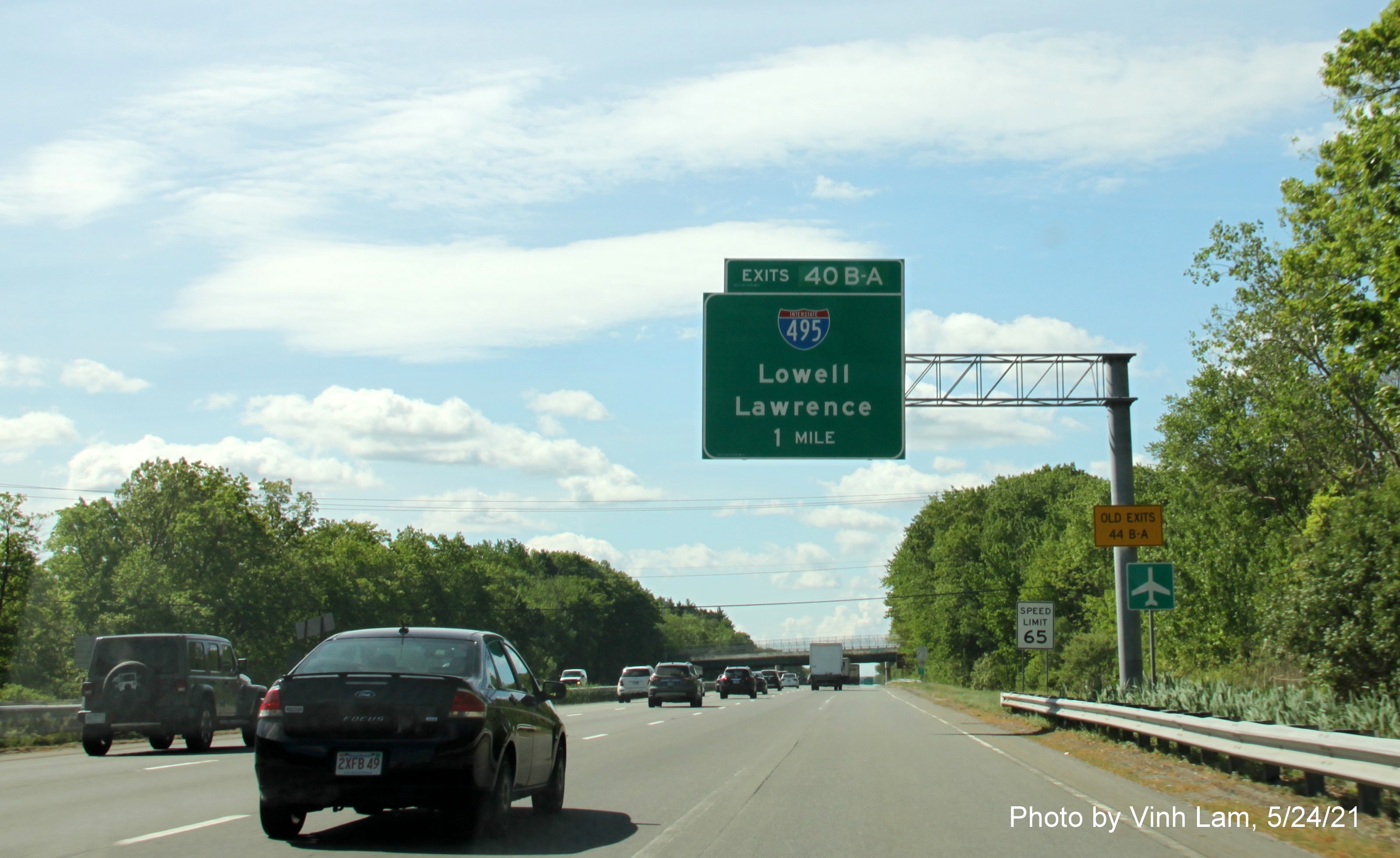 Image of 1 mile advance sign for I-495 exits with new milepost based exit numbers and yellow Old Exits 44 B-A advisory sign on support on I-93 South in Andover, by Vinh Lam, May 2021