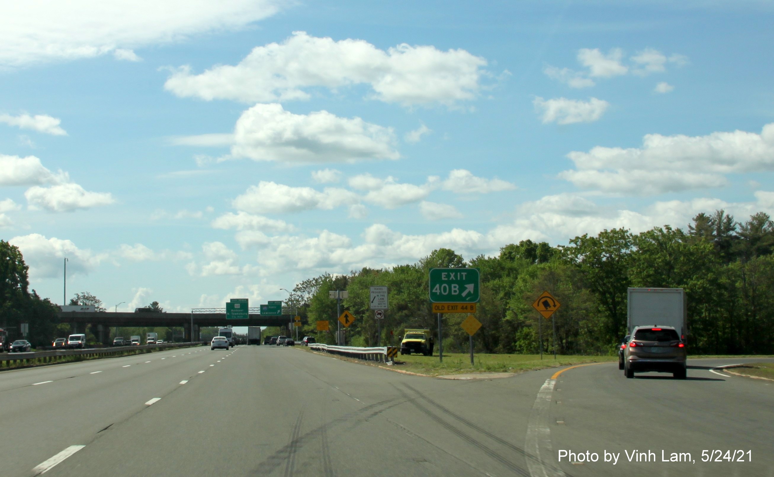 Image of gore sign for I-495 South exit with new milepost based exit number and yellow Old Exit 44 B sign attached below on I-93 South in Andover, by Vinh Lam, May 2021