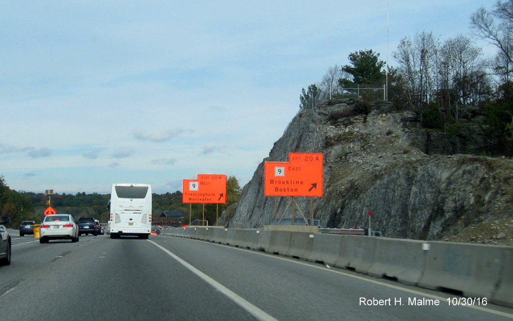Image of temporary exit sign approaching MA 9 exit on I-95 North in Wellesley