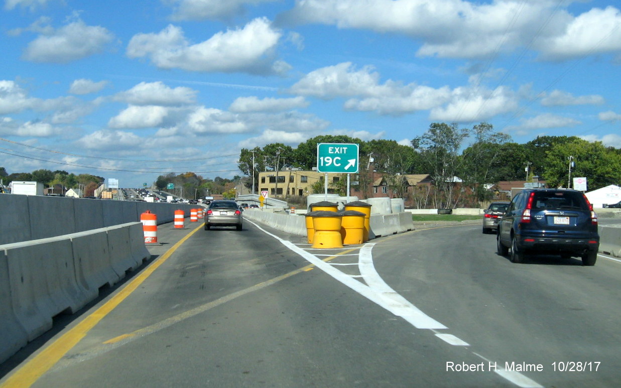 Image of revised exit 19c gore sign on newly opened C/D ramp from I-95 North to Highland Ave in Needham