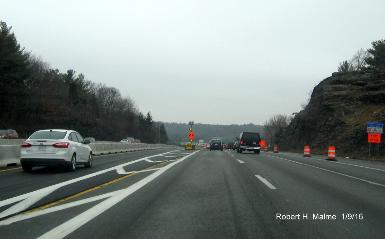 Image of new construction zone lane split on I-95 North approaching MA 9 exit in Wellesley