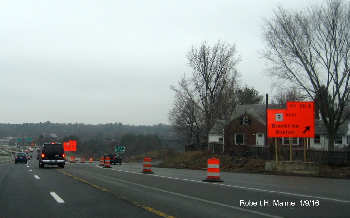 Image of temporary signs for MA 9 exit off of I-95 North in Wellesley