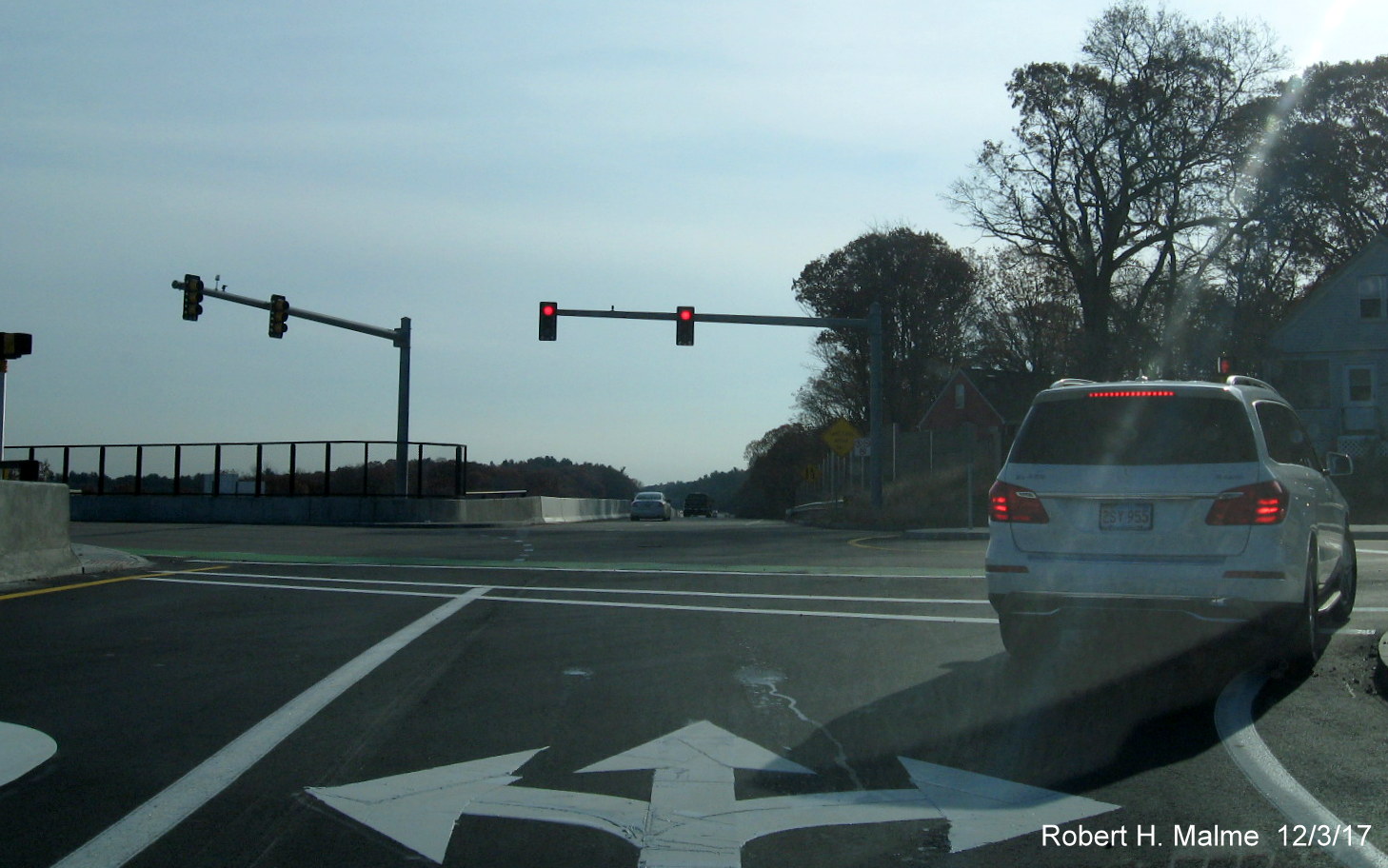 Image of traffic signals at end of new ramp from I-95 South C/D lanes in Add-A-Lane Project work zone in Needham