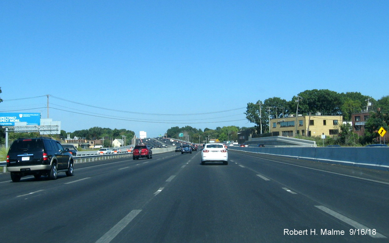 Image of 4 lanes of traffic along I-95 North beyond Highland Ave in Add-A-Lane Project work zone in Needham