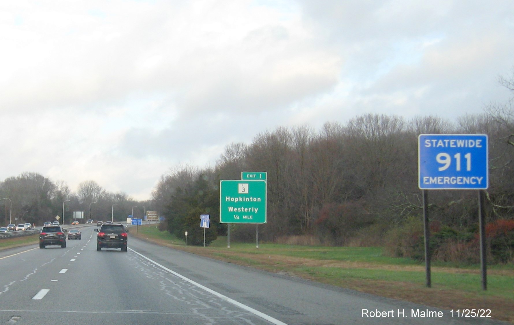 Image of ground mounted 1/2 mile advance sign for the RI 3 exit with unchanged exit number on I-95 North in Westerly, November 2022