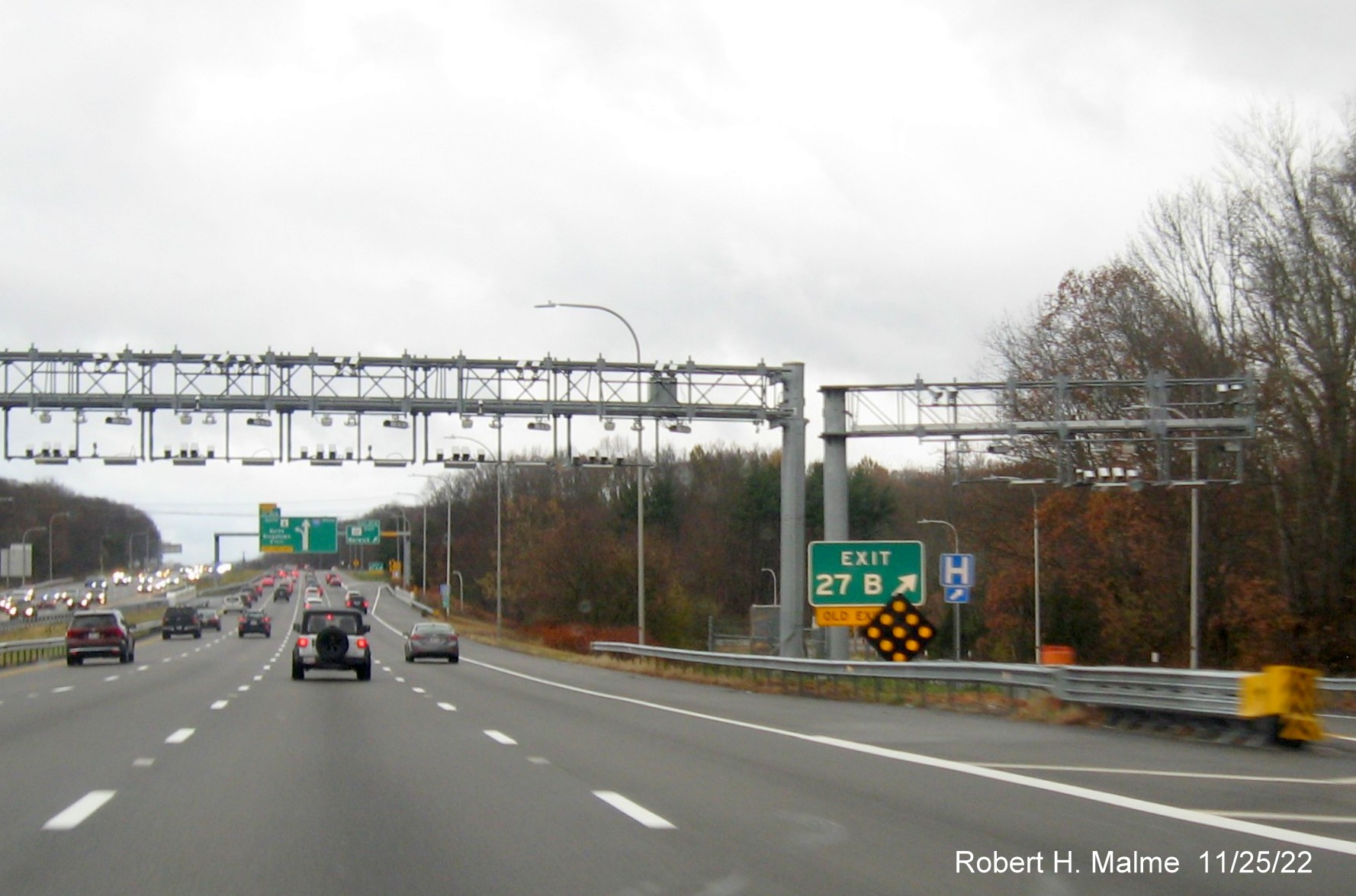 Image of gore sign for RI 117 West exit with new milepost based exit numbers and yellow Old Exit 10B sign below on I-95 South in Warwick, November 2022