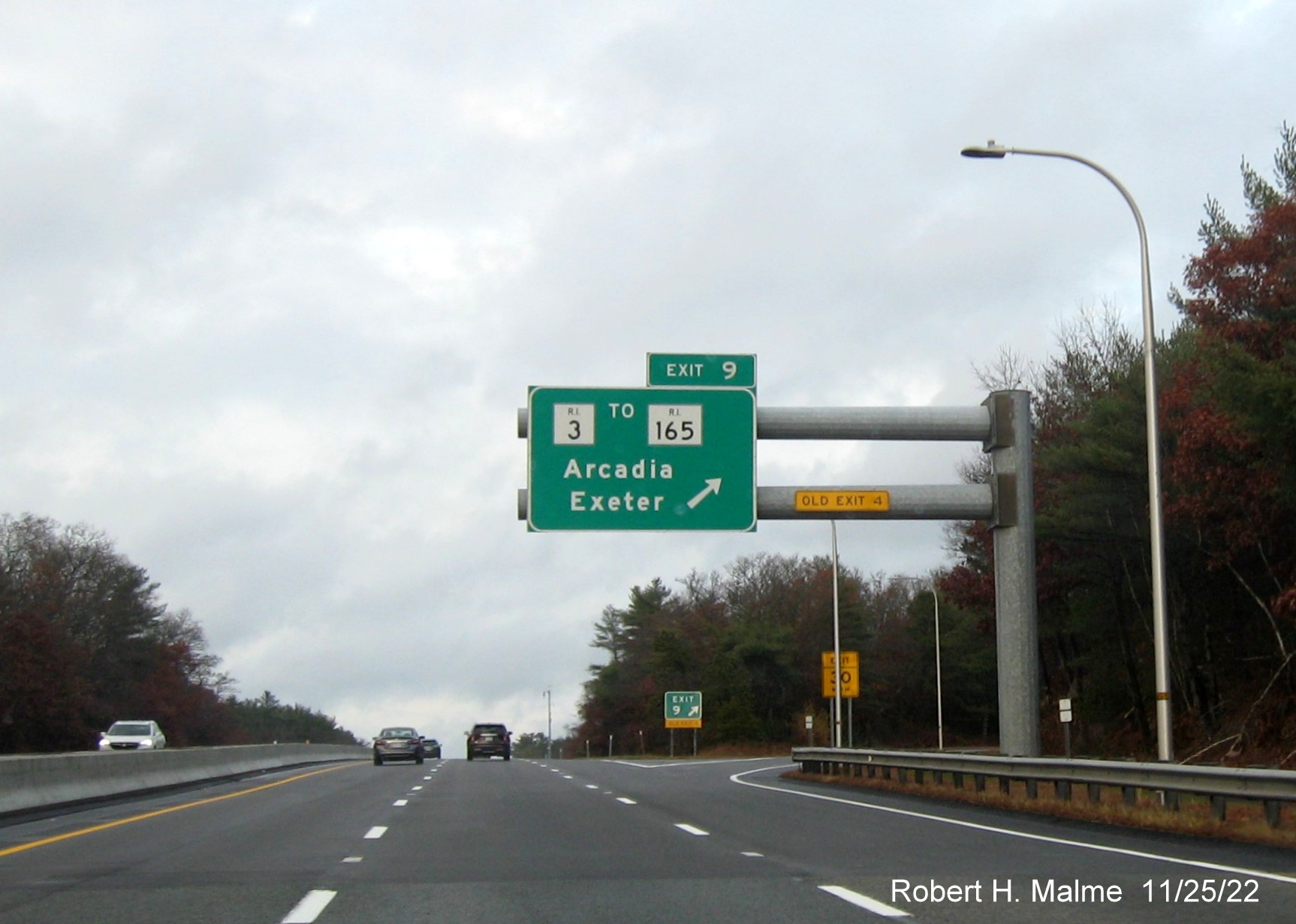 Image of overhead ramp sign for RI 3 to RI 165 exit with new milepost based exit number and yellow Old Exit 4 advisory sign on gantry on I-95 North in Arcadia, November 2022
